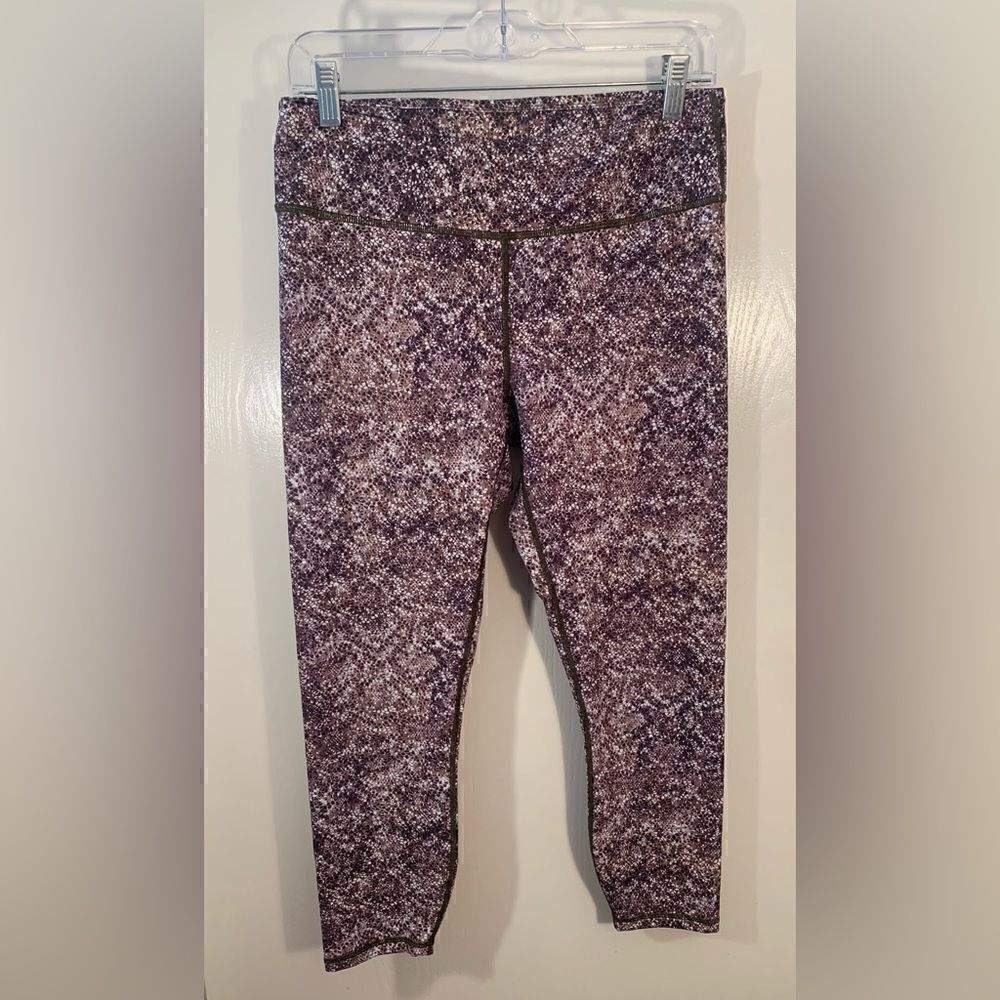 Fabletics EUC gray snakeskin print cropped leggings Size medium